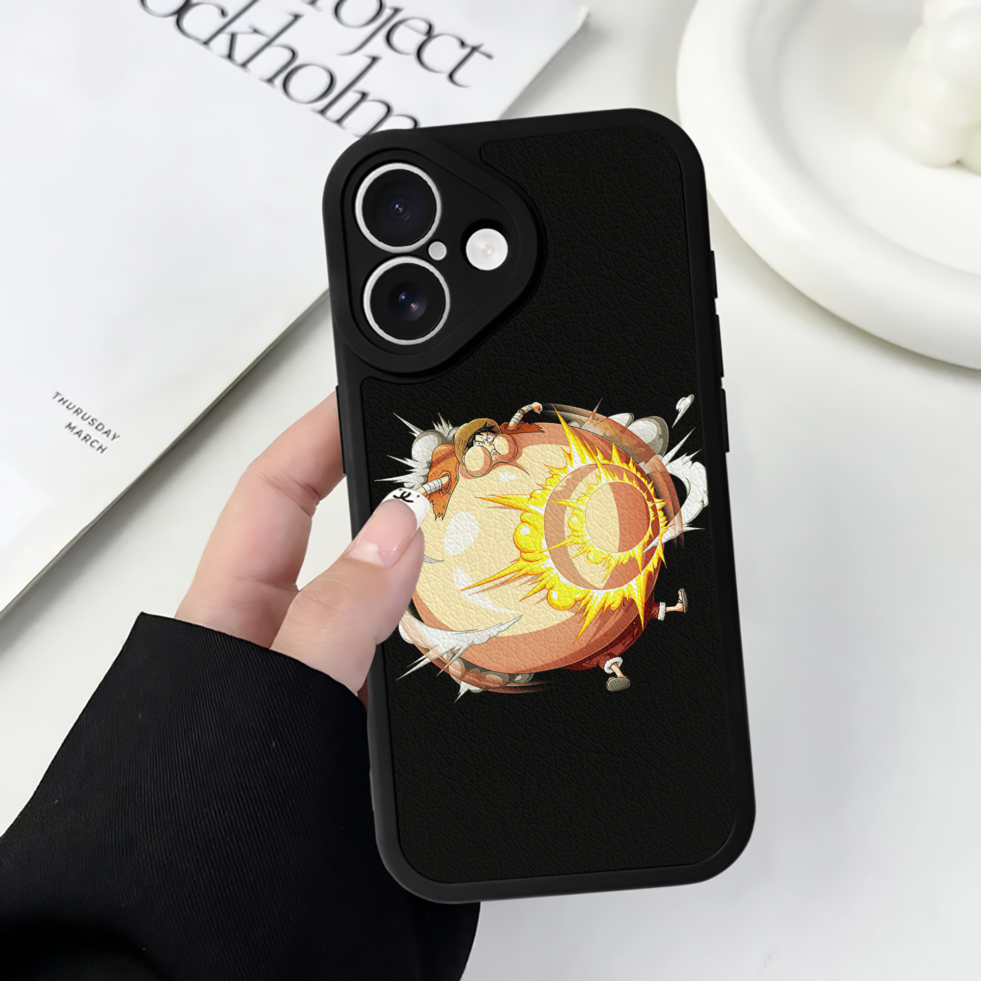 （画像用） ワンピース モンキー・D・ルフィ ONE PIECE Monkey D. Luffy 【iPhone 16シリーズ対応】シリコンスマホケース（レザー調） 材質：シリコン